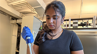 Biology student, Shilpitha Kadiyala, working in the laboratory